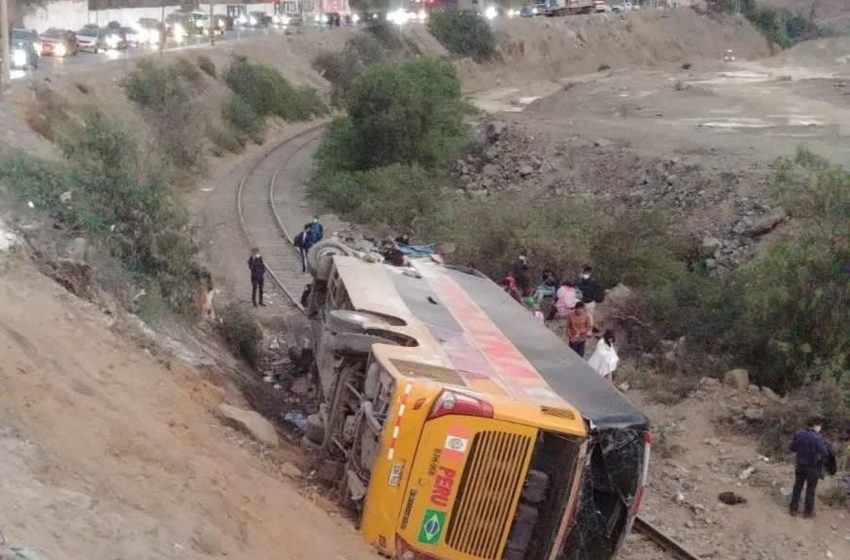  Carretera Central: un muerto y 15 heridos deja choque y despiste de bus interprovincial