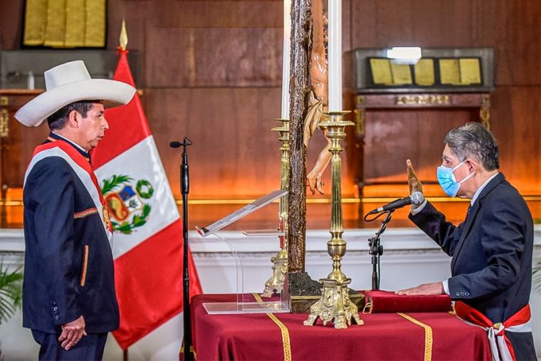  Exfiscal Avelino Guillén jura como ministro del Interior.