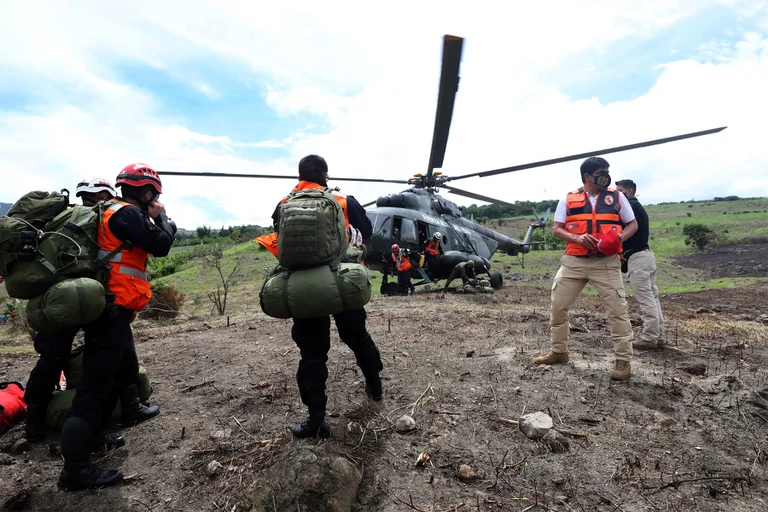  ENCUENTRAN HELICOPTERO DE LA FUERZA AÉREA DEL PERÚ TRAS ESTRELLARSE EN HUAROCHIRÍ..!!