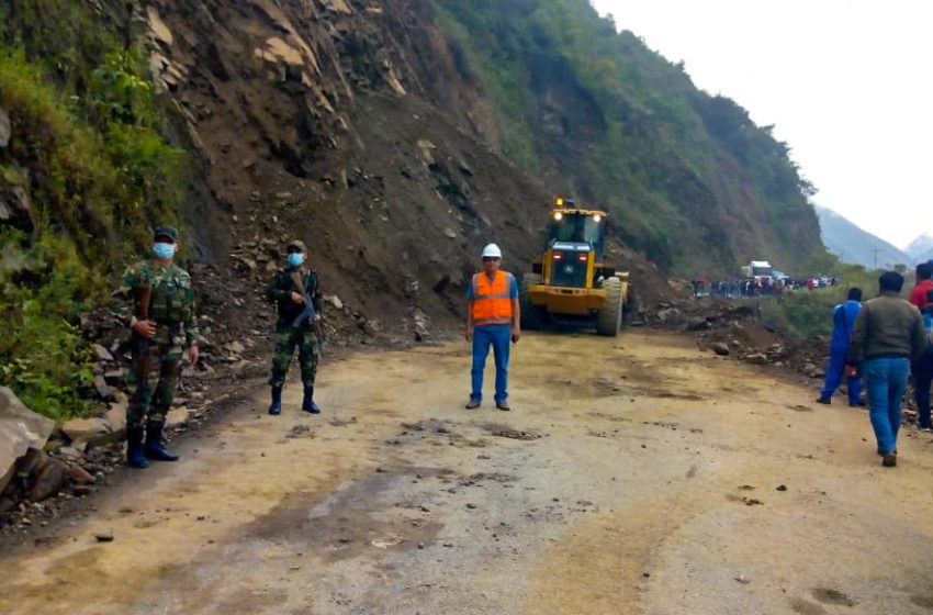  VRAEM: GORE AYACUCHO REALIZA TRABAJOS DE MANTENIMIENTO EN LAS CARRETERAS AFECTADAS POR LAS FUERTES LLUVIAS…!!