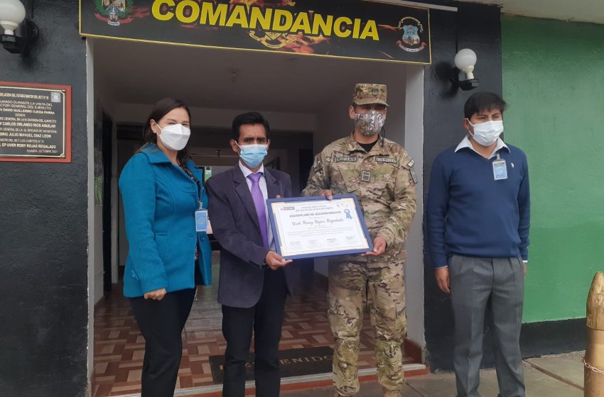  DIRECTOR DE LA UERSAN ENTREGA UN RECONOCIMIENTO AL COMANDANTE DEL BATALLÓN CONTRATERRORISTA LOS CABITOS N° 51 HUANTA, POR SU DESTACADA LABOR DE COLABORACIÓN EN LAS JORNADAS DE VACUNACIÓN CONTRA LA COVID-19…!!