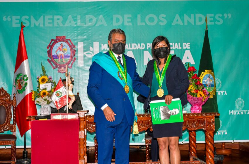  JURAMENTAN A NUEVO ALCALDE Y NUEVA REGIDORA DE LA PROVINCIA DE HUANTA…!!