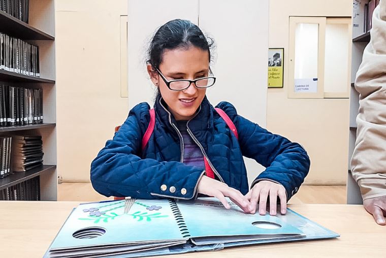  Peruanos con discapacidad visual pueden acceder a 50,000 obras en sistema braille