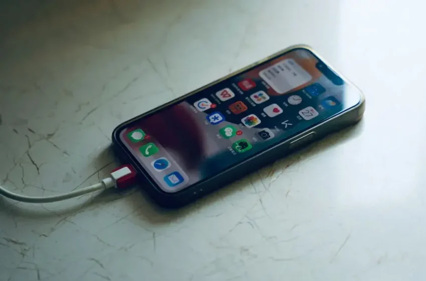  La inteligencia artificial llega a la batería del iPhone: así estaría planeando Apple extender su duración